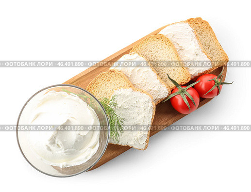 Деревянная доска с сухарями, миска вкусного сливочного сыра и помидоры на белом фоне. Стоковое фото, фотограф Pixel_shot / Фотобанк Лори