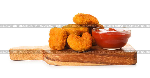 Деревянная доска с вкусными наггетсами и кетчупом на белом фоне. Стоковое фото, фотограф Pixel_shot / Фотобанк Лори