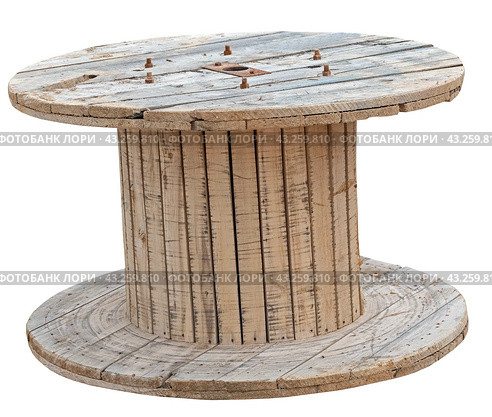 Деревянная катушка для кабеля на белом фоне. Wooden cable coil isolated on white background. Стоковое фото, фотограф Татьяна Д / Фотобанк Лори