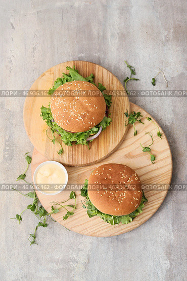Деревянные доски с вкусными вегетарианскими гамбургерами на фоне гранж. Стоковое фото, фотограф Pixel_shot / Фотобанк Лори