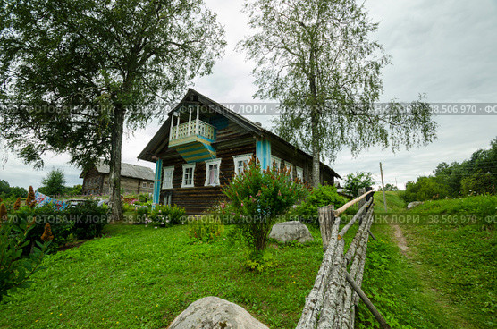 Деревянный деревенский дом за изгородью из жердей (2021 год). Стоковое фото, фотограф Яковлев Сергей / Фотобанк Лори