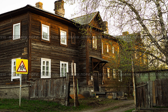 Деревянный дом. Стоковое фото, фотограф Данила Савченко / Фотобанк Лори