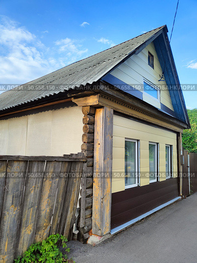 Деревянный дом с сайдингом и забором в Пензе (2024 год). Редакционное фото, фотограф Мария Сергеева / Фотобанк Лори