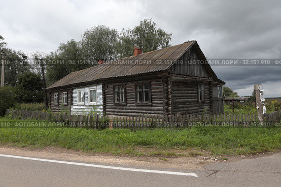 Деревянный дом в деревне Нововасильевское Лотошинского района (2019 год). Редакционное фото, фотограф Дмитрий Неумоин / Фотобанк Лори