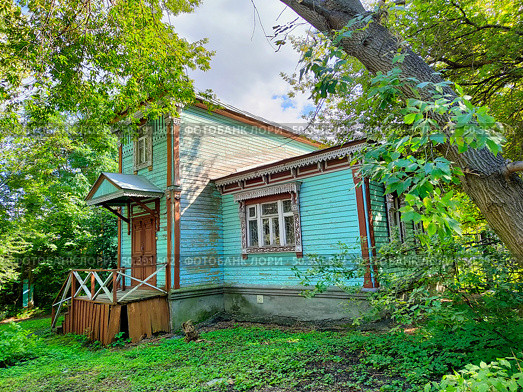Деревянный дом в лесистой местности (2024 год). Редакционное фото, фотограф Мария Сергеева / Фотобанк Лори