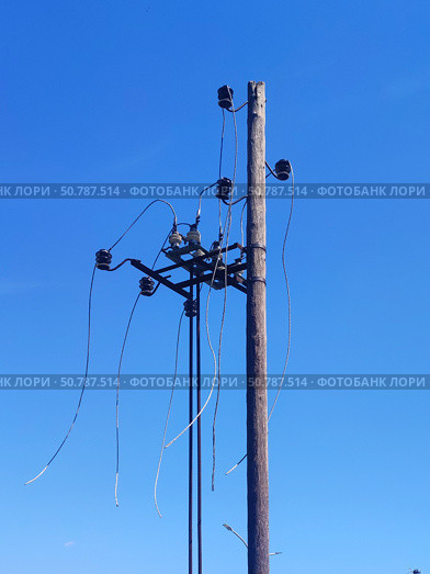 Деревянный столб с обрезанными проводами. A wooden pole with cut wires. Стоковое фото, фотограф Денис Баданин / Фотобанк Лори