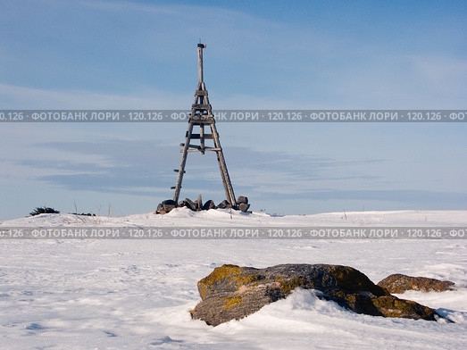 Деревянный тригопункт на острове, Белое море, Карелия. Стоковое фото, фотограф Александр Максимов / Фотобанк Лори