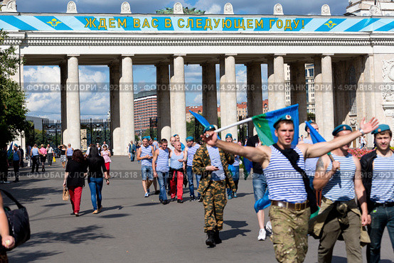 Десантники отмечают День Воздушно-десантных войск в Парке Культуры имени Горького на фоне лозунга "Ждем вас в следующем году!" в Москве (2013 год). Редакционное фото, фотограф Николай Винокуров / Фотобанк Лори