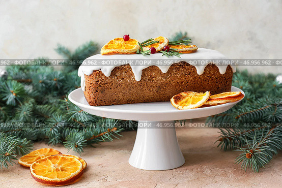 Десертный стенд с вкусным рождественским штолленом с еловыми ветками на столе. Стоковое фото, фотограф Pixel_shot / Фотобанк Лори