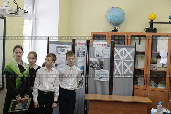 Дети Балашихинской воскресной школы "Ковчег" на мероприятии посвященному 80-ти летию снятию блокады Ленинграда (2024 год). Редакционное фото, фотограф Дмитрий Неумоин / Фотобанк Лори