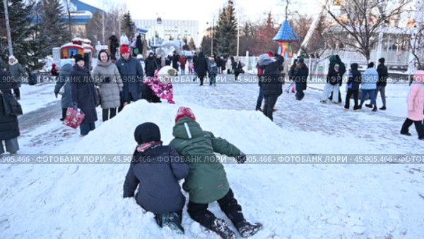 Дети играют в игру Царь-горы. Город Тюмень. Цветной бульвар. Редакционное видео, видеограф Александр Тараканов / Фотобанк Лори