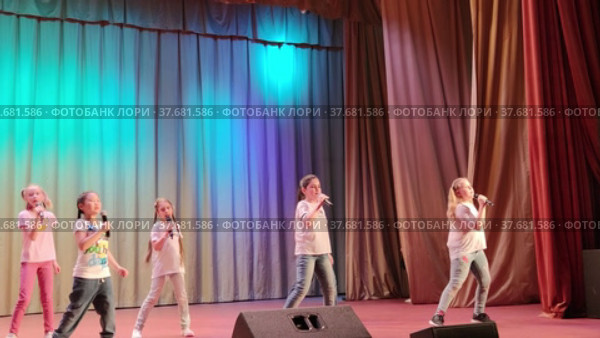 Дети поют на сцене песню на праздничном мероприятии. Children sing a song on stage at a festive event. Редакционное видео, видеограф Мария / Фотобанк Лори