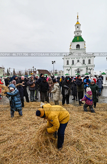 Дети развлекаются киданием соломы. Празднование Масленицы. Город Ялуторовск. Редакционное фото, фотограф Александр Тараканов / Фотобанк Лори