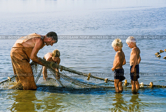Дети рыбака на тоне Мужичьей ( Астраханская область ). 1997-1999 г.г. Редакционное фото, фотограф Павел Просянов / Фотобанк Лори