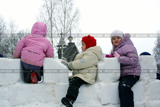Дети сидящие на стенах снежного городка (2008 год). Редакционное фото, фотограф ElenArt / Фотобанк Лори