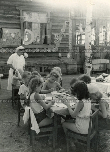 Дети сидят за столом на улице и рисуют, 1950-е гг. Стоковое фото, фотограф Retro / Фотобанк Лори