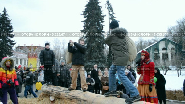 Дети сражаются мешками. Празднование Масленицы в Киеве 16 марта 2013 года (2014 год). Редакционное видео, видеограф FMRU / Фотобанк Лори