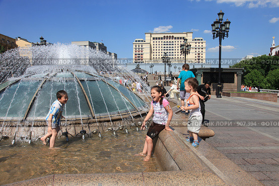 Дети у фонтана. Москва, Манежная площадь (2009 год). Редакционное фото, фотограф Целоусов Дмитрий Геннадьевич / Фотобанк Лори