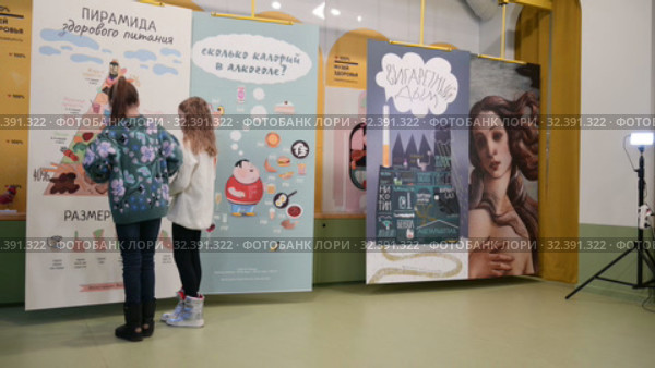 Дети в Музее здоровья в Санкт-Петербурге в день его открытия (2019 год). Редакционное видео, видеограф Stockphoto / Фотобанк Лори