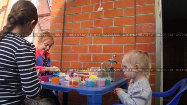 Дети за столом играют кинетическим песком. Стоковое видео, видеограф Олег Хархан / Фотобанк Лори