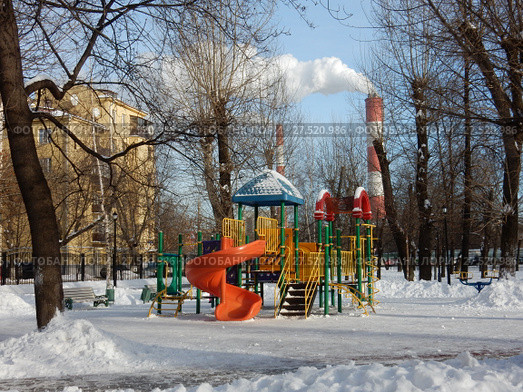Детская игровая площадка. Мемориально-парковый комплекс. Район Лефортово. Город Москва (2018 год). Стоковое фото, фотограф lana1501 / Фотобанк Лори