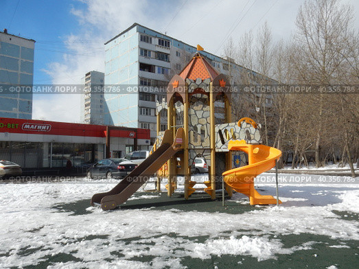 Детская площадка на Алтайской улице. Район Гольяново. Город Москва (2022 год). Редакционное фото, фотограф lana1501 / Фотобанк Лори