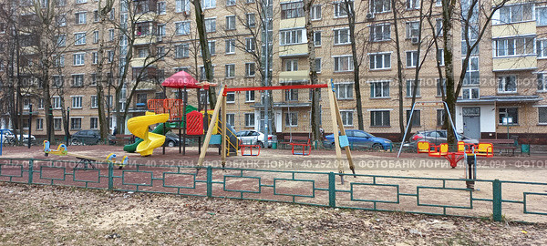 Детская площадка около жилого дома на Алтайской улице. Район Гольяново. Город Москва (2023 год). Стоковое фото, фотограф lana1501 / Фотобанк Лори