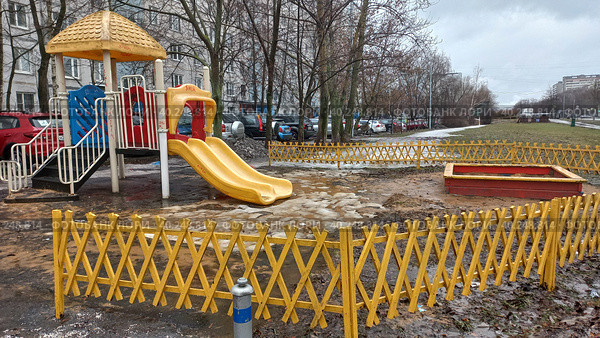 Детская площадка. Уссурийская улица. Район Гольяново. Город Москва (2023 год). Редакционное фото, фотограф lana1501 / Фотобанк Лори