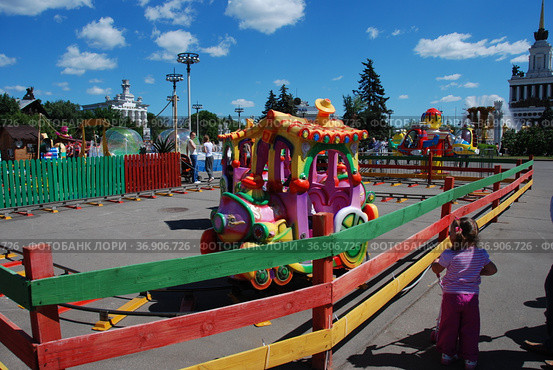 Детские аттракционы на ВДНХ (ВВЦ) в Москве (2011 год). Редакционное фото, фотограф lana1501 / Фотобанк Лори