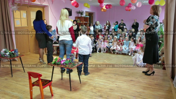 Детский сад. Дети на сцене выступают перед родителями (2014 год). Редакционное видео, видеограф Кекяляйнен Андрей / Фотобанк Лори