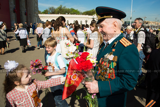 Девочка дарит цветы ветерану. 9 мая 2013 года. Редакционное фото, фотограф Михаил Ворожцов / Фотобанк Лори