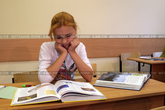 Девочка готовится к уроку или олимпиаде (2006 год). Редакционное фото, фотограф Ирина Терентьева / Фотобанк Лори