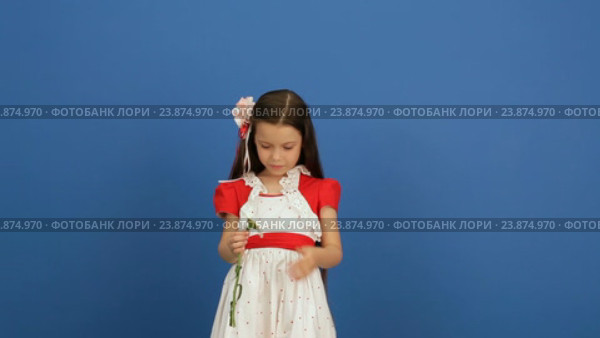 Девочка обрывает лепестки ромашки. Стоковое видео, видеограф Tatiana Kravchenko / Фотобанк Лори