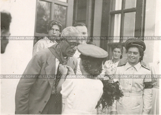 Девочка повязывает пионерский галстук почетному гостю. 1950-е годы. Стоковое фото, фотограф Retro / Фотобанк Лори