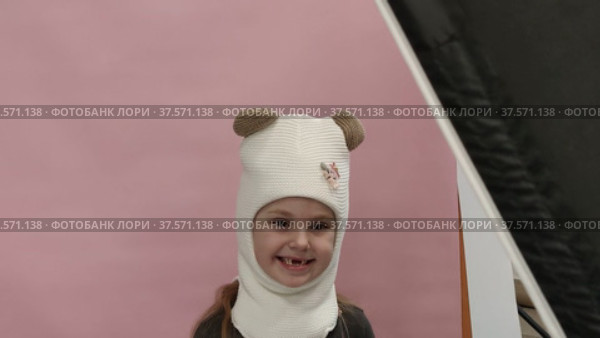Девочка позирует на фотосессии для фабрики шапок и маркетплейсов. A girl poses at a photo shoot for a hat factory and marketplaces. Редакционное видео, видеограф Мария / Фотобанк Лори