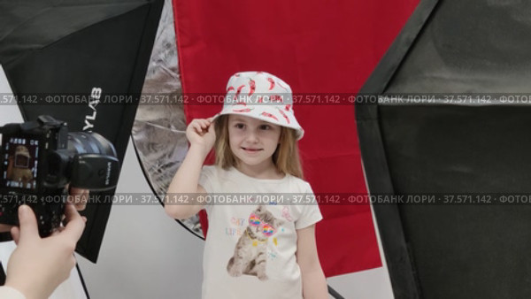 Девочка позирует на фотосессии для фабрики шапок и маркетплейсов. A girl poses at a photo shoot for a hat factory and marketplaces. Редакционное видео, видеограф Мария / Фотобанк Лори
