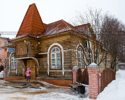 Девочка шести лет стоит на крыльце Почты Деда Мороза в Великом Устюге (2015 год). Стоковое фото, фотограф Светлана Шимкович / Фотобанк Лори