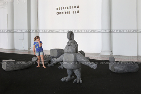 Девочка смотрит задумчиво на площадке с Мифологическим конструктором Bestiarium Construendum, Москва (2014 год). Редакционное фото, фотограф Алексей Гусев / Фотобанк Лори