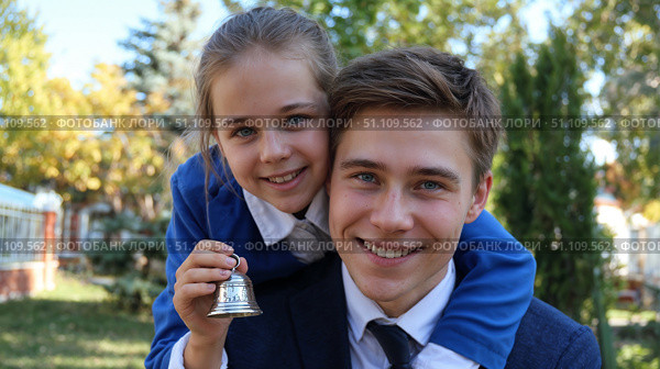 Девочка звонит в колокольчик 1 сентября. The girl rings the bell on September 1. Стоковое AI-изображение, AI-художник Смирнова Светлана / Фотобанк Лори
