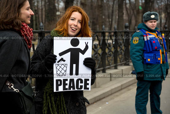 Девушка держит плакат с надписью "Peace" на "Марше мира" по Бульварному кольцу города Москвы в поддержку украинского народа и против военных действий  15 марта 2014. Редакционное фото, фотограф Николай Винокуров / Фотобанк Лори