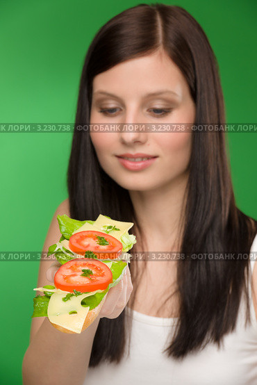 Девушка хочет съесть вкусный сэндвич. Стоковое фото, фотограф CandyBox Images / Фотобанк Лори