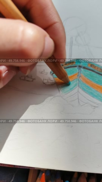 Девушка левша левой рукой рисует бирюзовую оранжевую лодку пастельными разноцветными карандашами по приготовленному эскизу. Стоковое видео, видеограф Светлана Русских / Фотобанк Лори