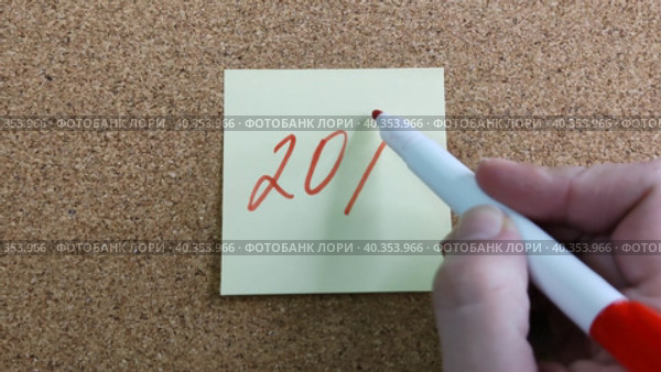 Девушка пишет надпись 20% красным маркером на желтом бумажном стикере, приклеенном к пробковой доске. Женская рука с цветным фломастером. Рукописный текст красивым почерком. Процент скидки, убытка или прибыли. Girl writes the inscription 20% with red marker on yellow paper sticker glued to cork board. Woman hand with colored felt-tip pen. Handwritten text in beautiful handwriting. Percentage of discount, loss or profit. Стоковое видео, видеограф Ирина / Фотобанк Лори