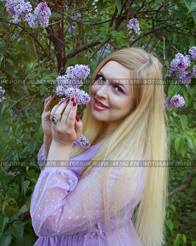 Девушка с сиренью. Стоковое фото, фотограф Irina Paulina / Фотобанк Лори