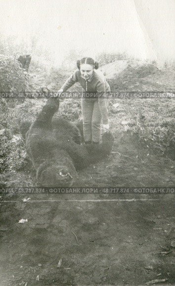 Девушка с убитым медведем н. Стоковое фото, фотограф Retro / Фотобанк Лори
