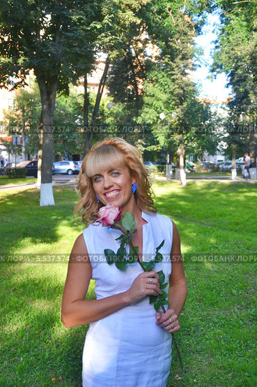 Девушка в белом платье на улице. Стоковое фото, фотограф Светлана Голубкова / Фотобанк Лори