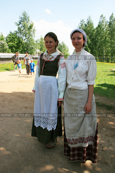 Девушка в национальном костюме, Минск, Беларусь (2013 год). Редакционное фото, фотограф Марина Шатерова / Фотобанк Лори