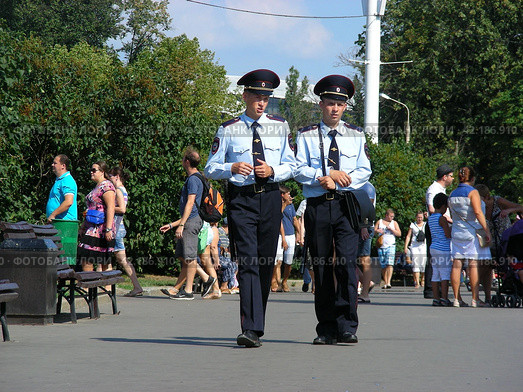 Дежурный наряд полиции. ВДНХ. Останкинский район. Город Москва (2014 год). Редакционное фото, фотограф lana1501 / Фотобанк Лори