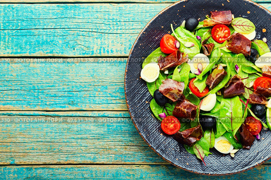 Diet salad of chard, quail eggs, tomatoes and jerky. Salad with jamon and vegetables.. Delicious salad with vegetables, herbs and ham. Стоковое фото, агентство Ingram Publishing / Фотобанк Лори
