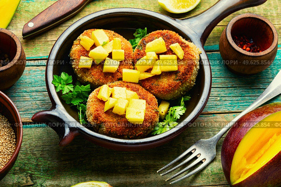 Diet vegan quinoa and mango cutlets, vegetarian meal. Vegan quinoa and mango burgers. Стоковое фото, агентство Ingram Publishing / Фотобанк Лори